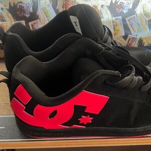 Women dc black and red like new